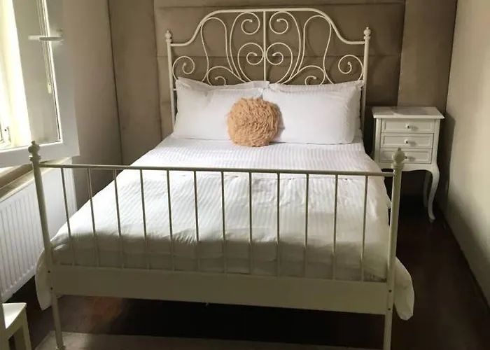 Villa Sapanca Butik Konukevi-Sari Ev *